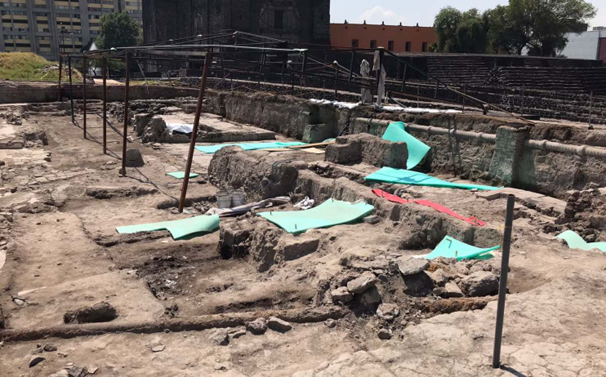 La cubierta se encontraba colocada en el área del Gran Basamento (Foto: INAH).