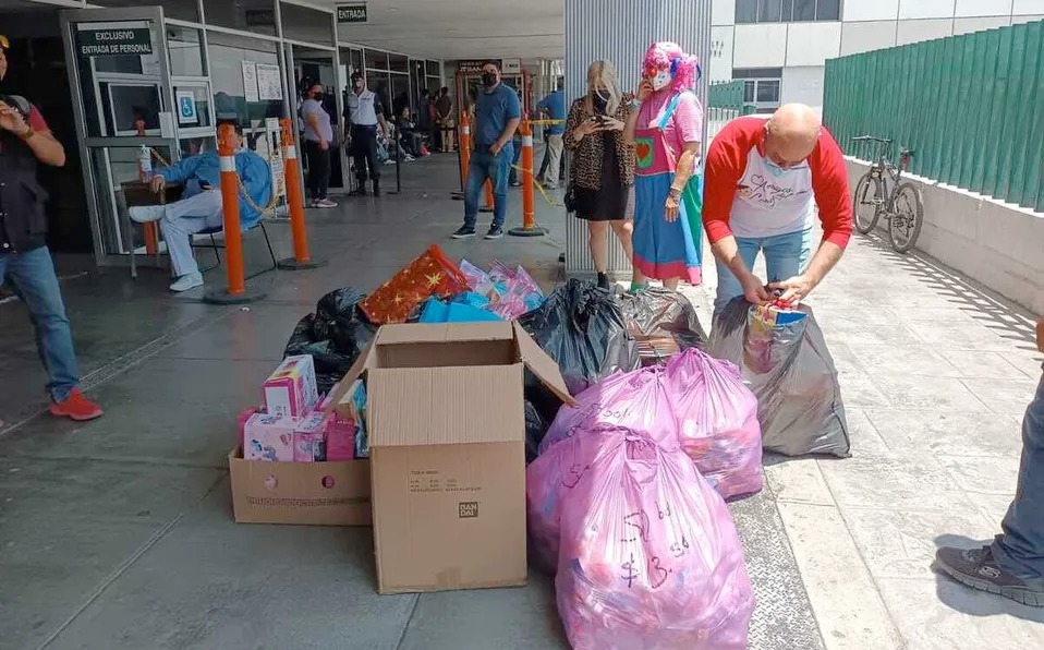 Donan juguetes a niños con cáncer de la clínica 25 en Monterrey. Foto: Especial