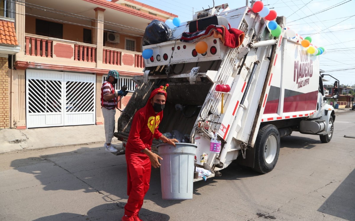 Por Día del Niño trabajadores de limpieza se disfrazan en Tamaulipas