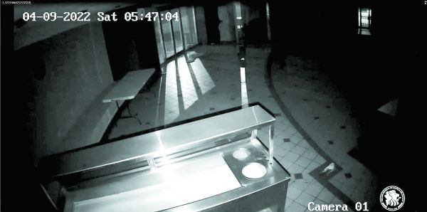05:47:04. En el video se observa por la ventana del restaurante del motel Nueva Castilla, la circulación de vehículos por la carretera Laredo-Monterre