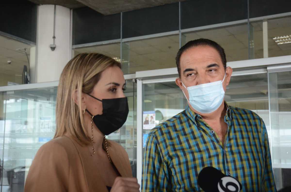 Adalina Dávalos y Manuel de la O, afuera del Doctor's Hospital. Foto: Raúl Palacios