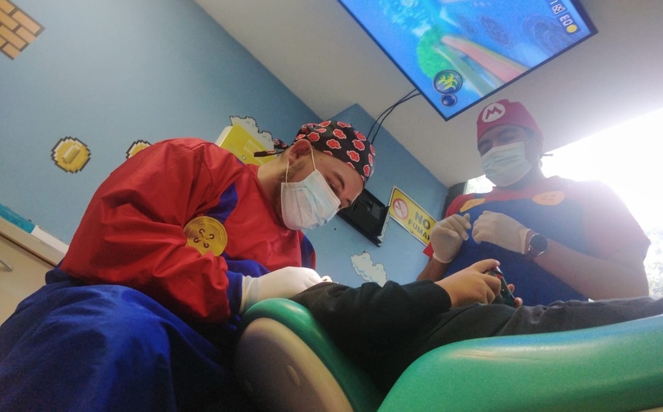 Con pantalla en el techo, dentista atiende a niños