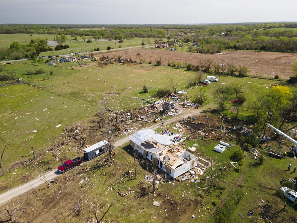 El tornado dejo varias dañadas en los suburbios de Wichita. (AP)