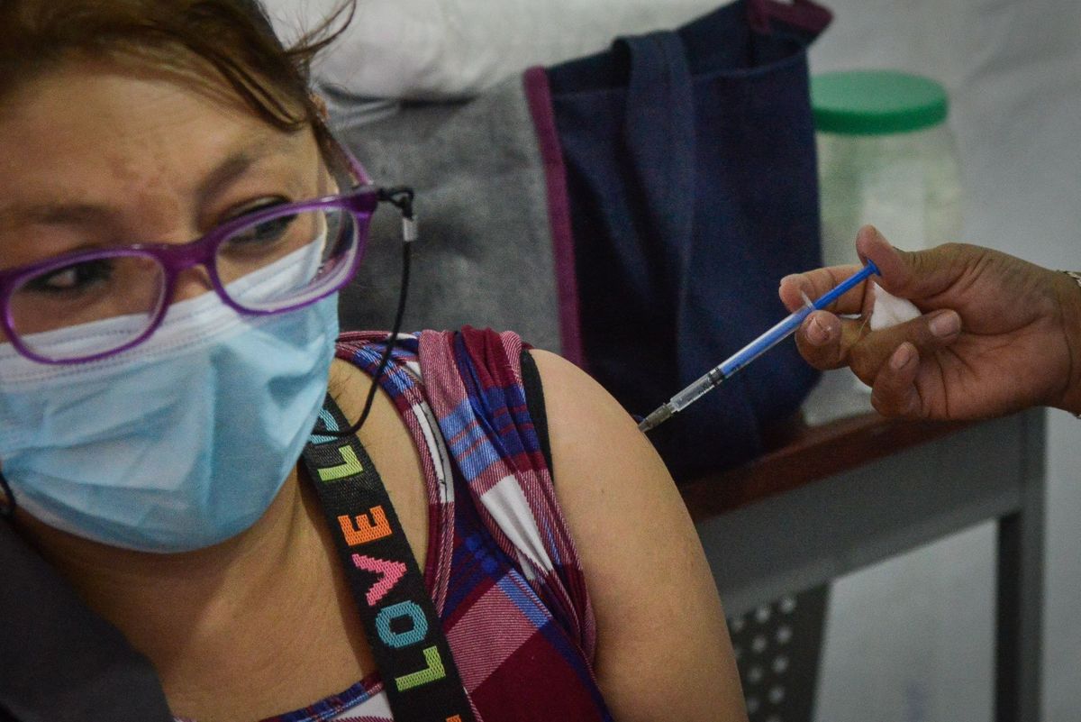 Se mantuvo la vacunación contra covid-19 de forma ambulatoria en diversos puntos de la Ciudad de México. (Cuartoscuro)
