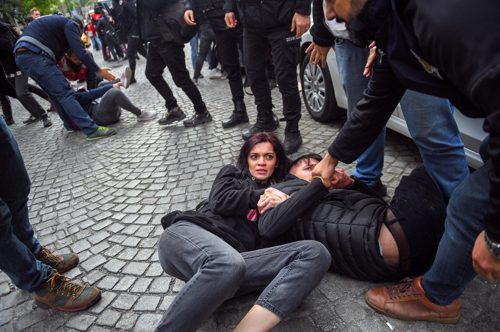 La policía en Estambul arrestó a varias personas que marchaban por el Día Internacional del Trabajador. | AFP