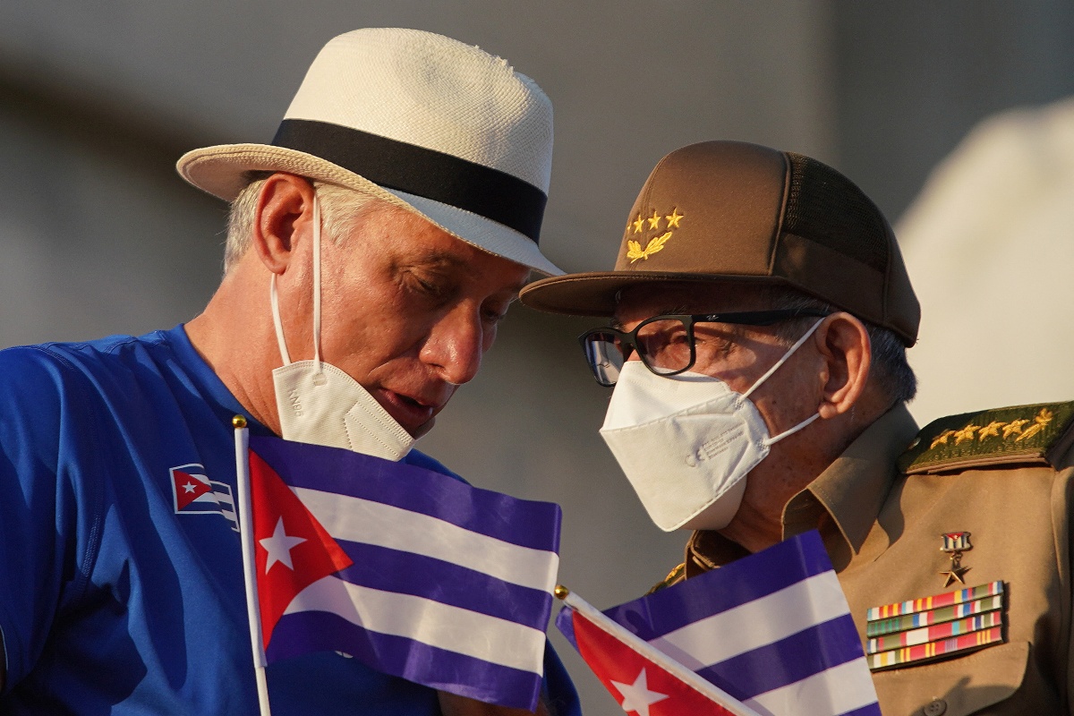 Raúl Casto junto al presidente de Cuba, Miguel Díaz-Canel. (Reuters)