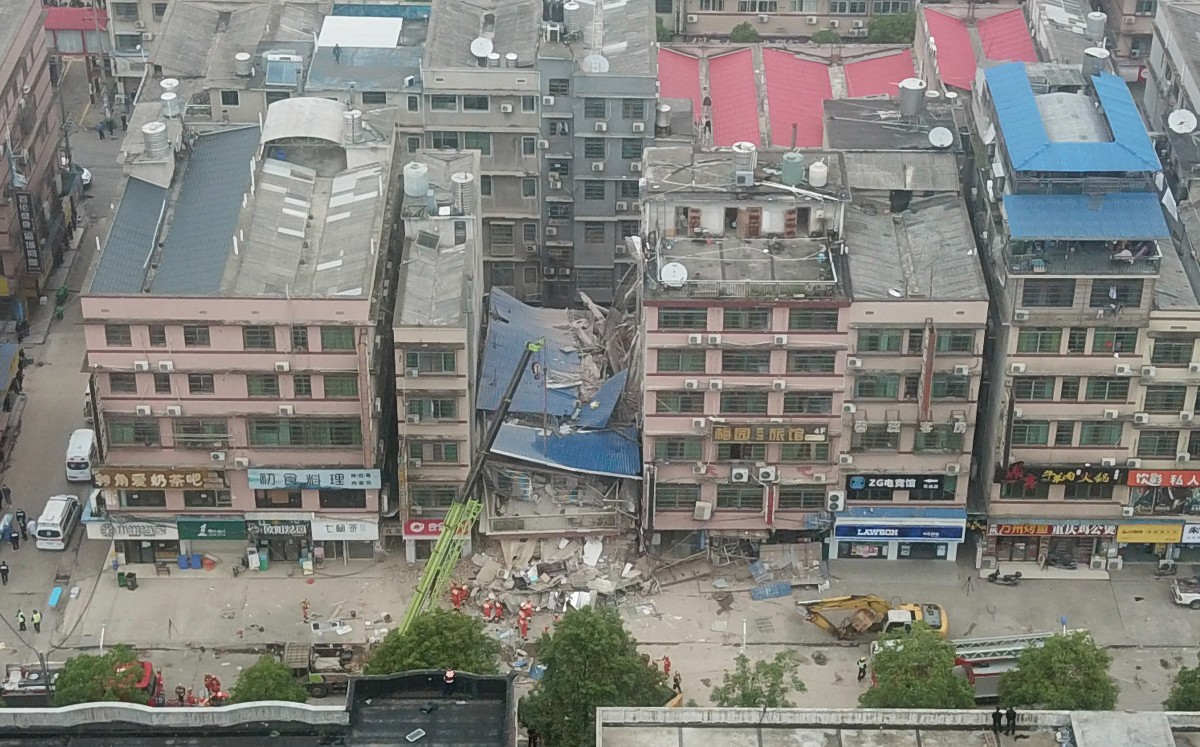 Fue la sexta persona rescata del derrumbe, ocurrido el viernes 29 de abril en la tarde en Changsha. (AP)