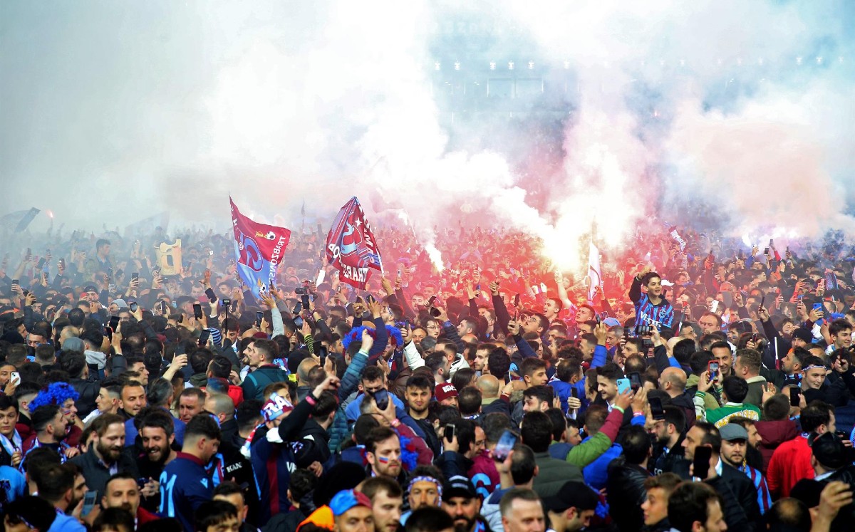 El Trabzonspor conquista la liga de Turquía después de 38 años y aficionados invaden la cancha (EFE)