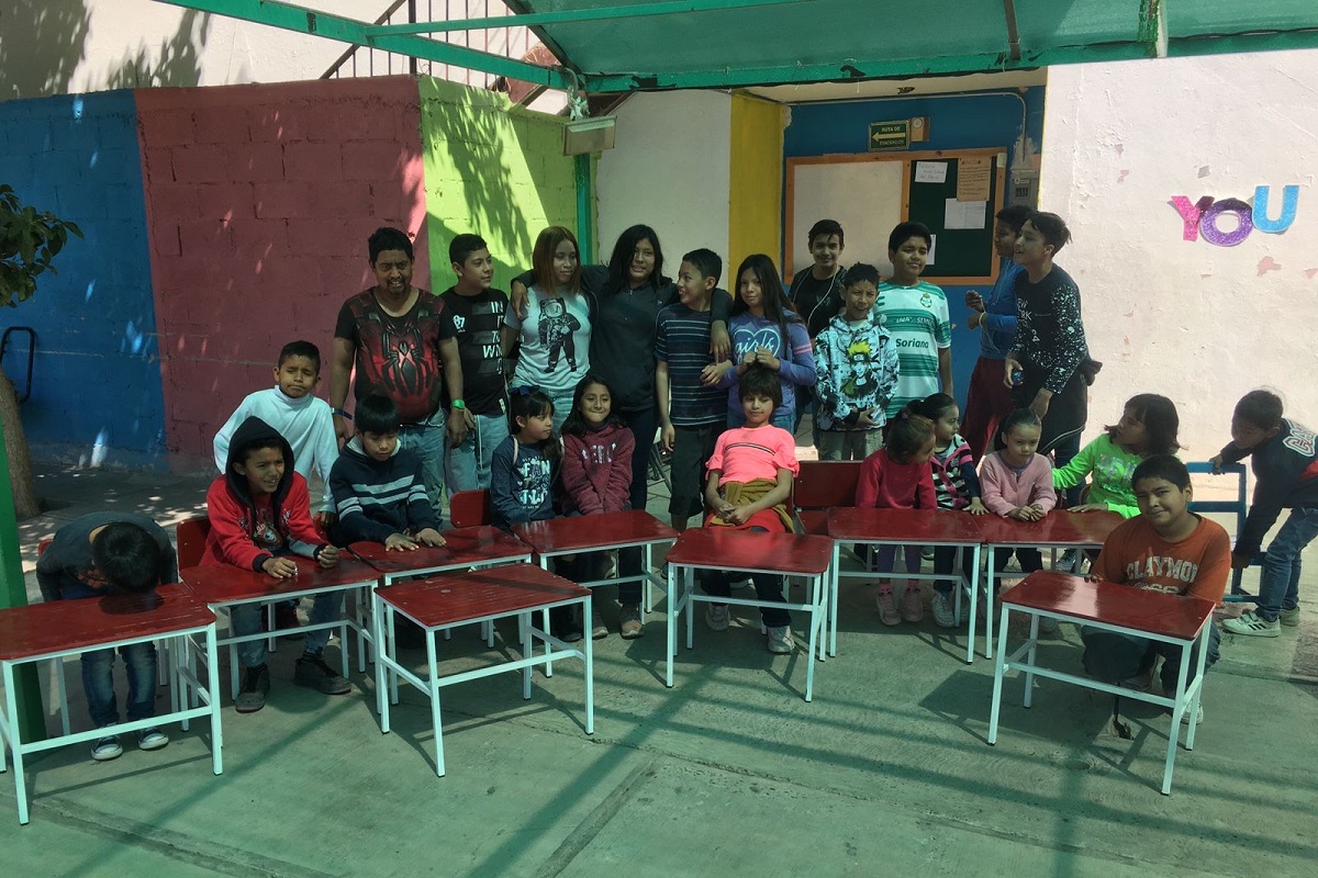 Niños de la Casa hogar de Niños La Fe  recibiendo mobiliario. (cortesía)