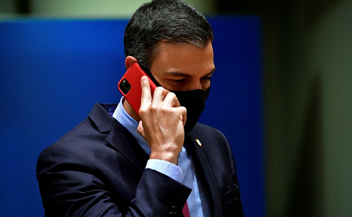 Pedro Sánchez hablando por teléfono en España. | Reuters