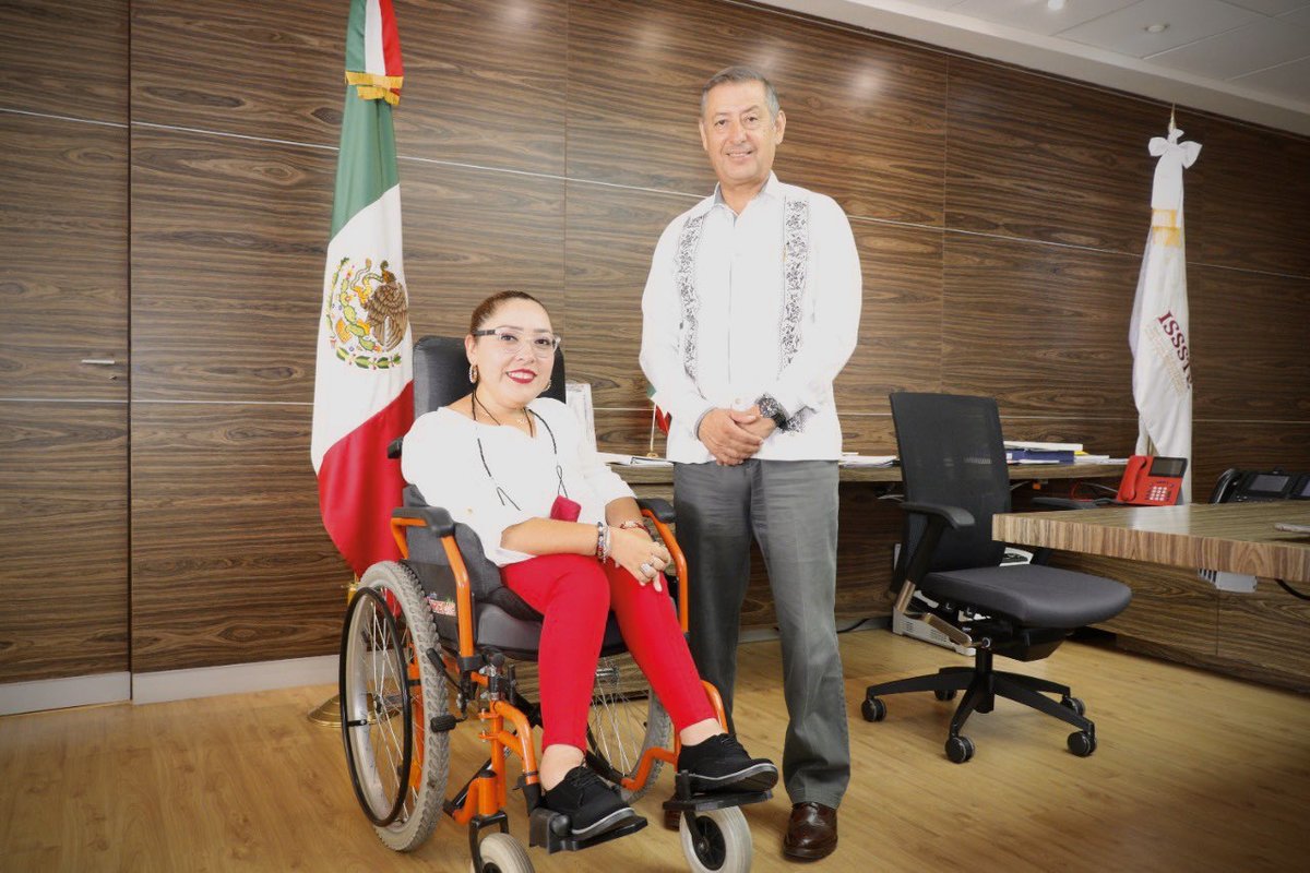 El director general del ISSSTE, Pedro Zenteno, se reunió con la diputada federal de Veracruz, Mónica Herrera Villavicencio. (Twitter)
