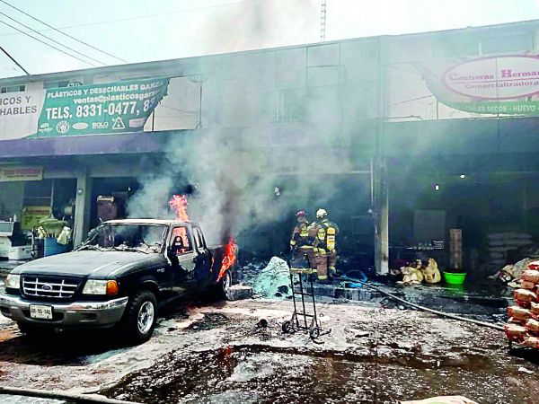 El fuego alcanzó también a una camioneta que estaba estacionada. Especial