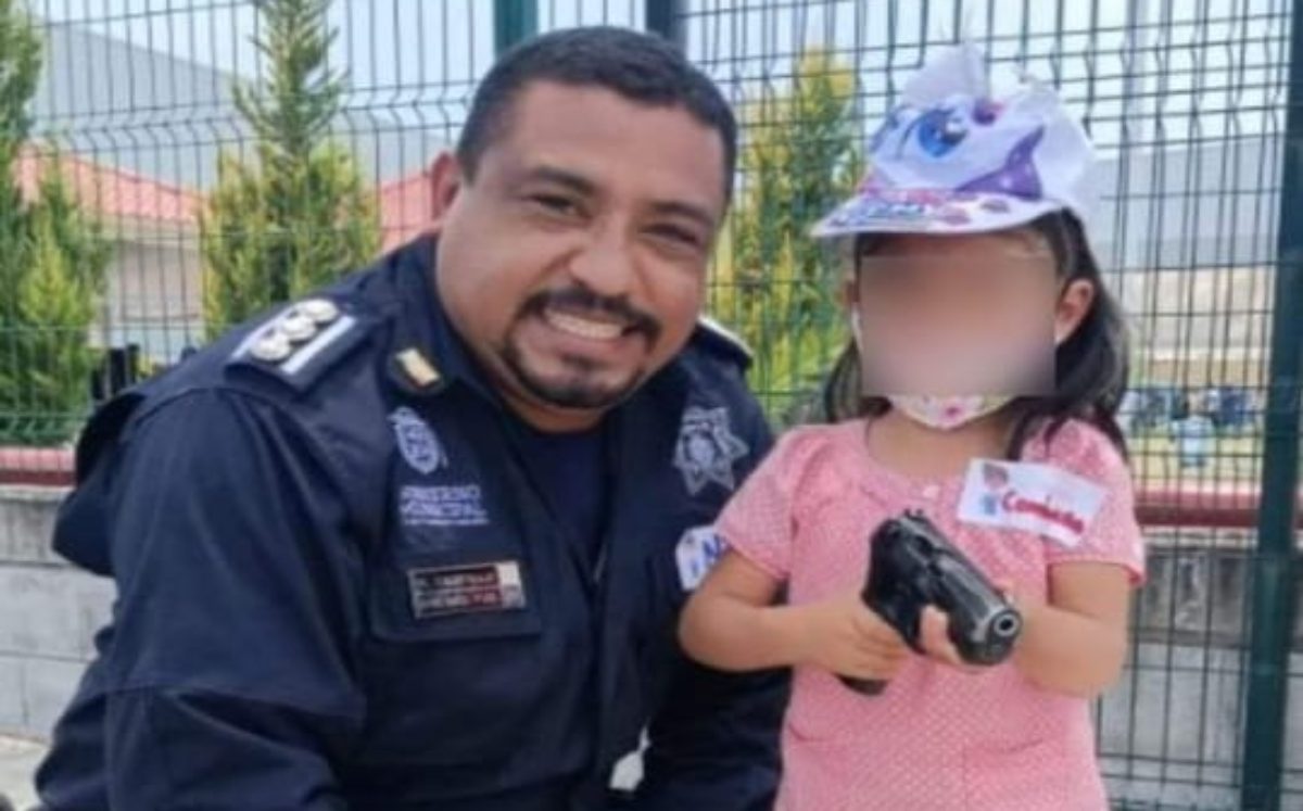 Policía presta arma a menor de edad para foto en Cuautlancingo | Especial