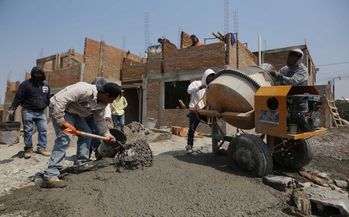 Trabajadores de la construcción durante una obra | Andrés Lobato