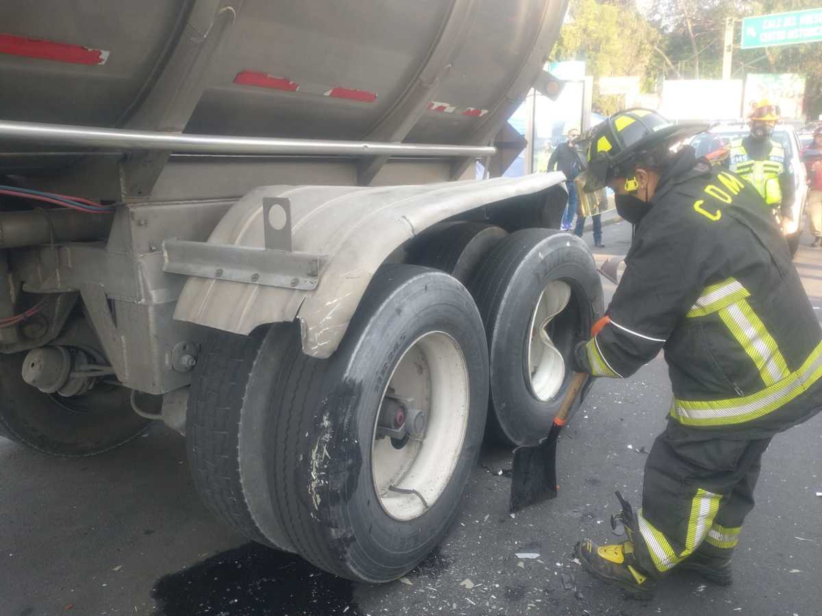 Camioneta Pick Up choca contra pipa de Poliuretano