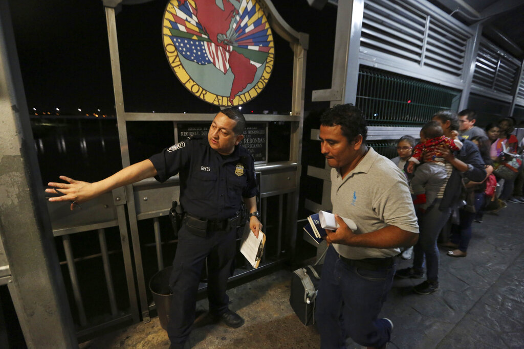Decenas de migrantes han sido expulsados por el Título 42, que justifica la salida por motivos sanitarios. (AP)