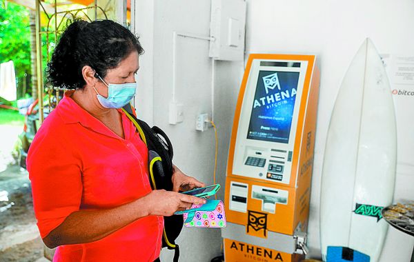 En solo tres meses se bancarizó a 3 millones de personas. Reuters
