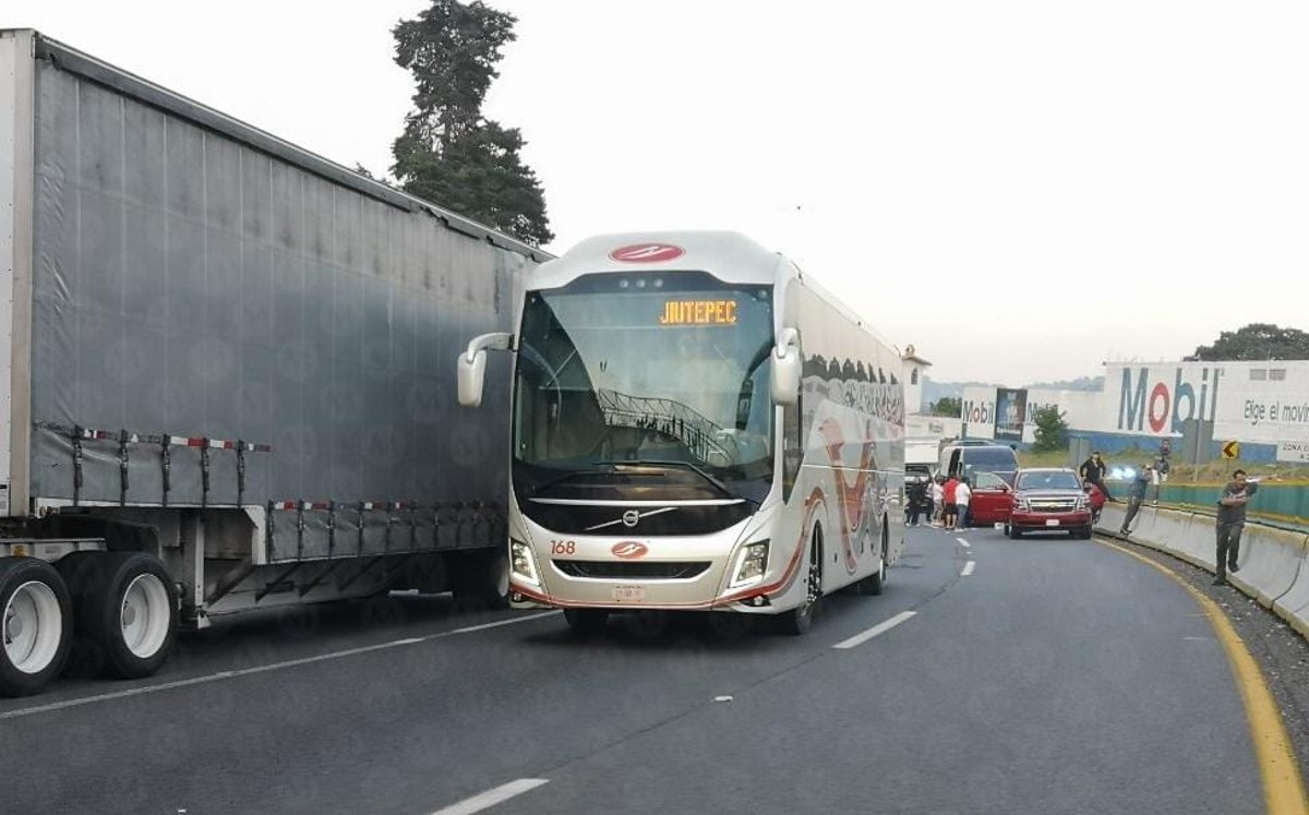 Habitantes de Tlalpan bloquean la autopista México-Cuernavaca tras enfrentamiento con policías de CdMx. | Jorge Becerril