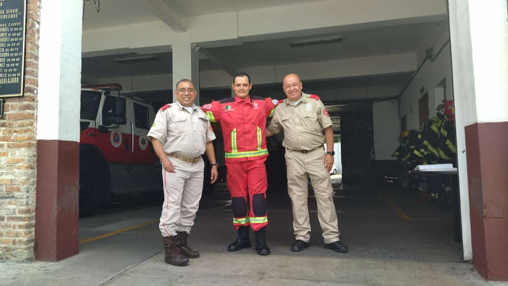Hugo Sánchez (centro) oficial bombero de Guadalajara desde hace 10 años. (Usi Toledo)