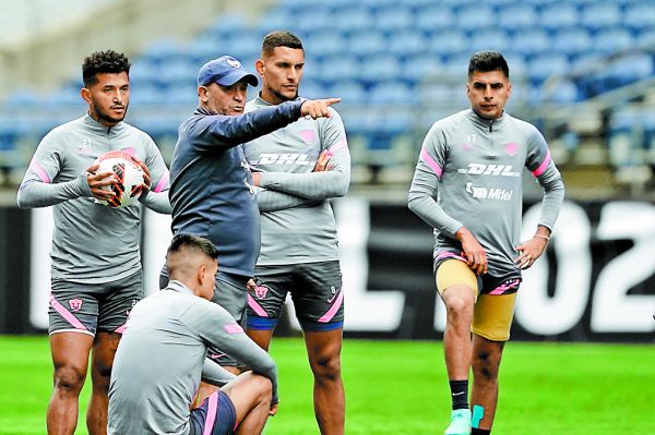 Lillini da indicaciones en el entrenamiento de ayer. AP