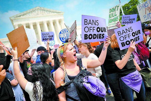 Manifestación de mujeres frente el máximo tribunal de EU en Washington. AFP