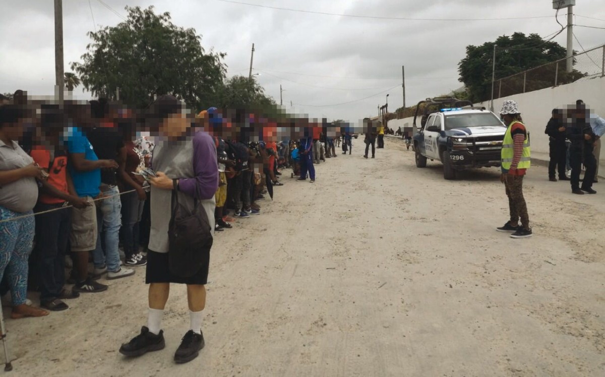 Migrantes haitianos esperan en la calle espacio en albergue de Reynosa
