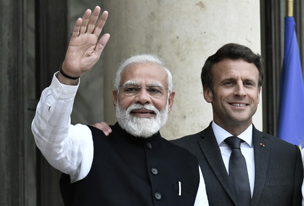 El primer ministro de India, Narendra Modi, reuniéndose con el presidente de Francia, Emmanuel Macron. (AFP)