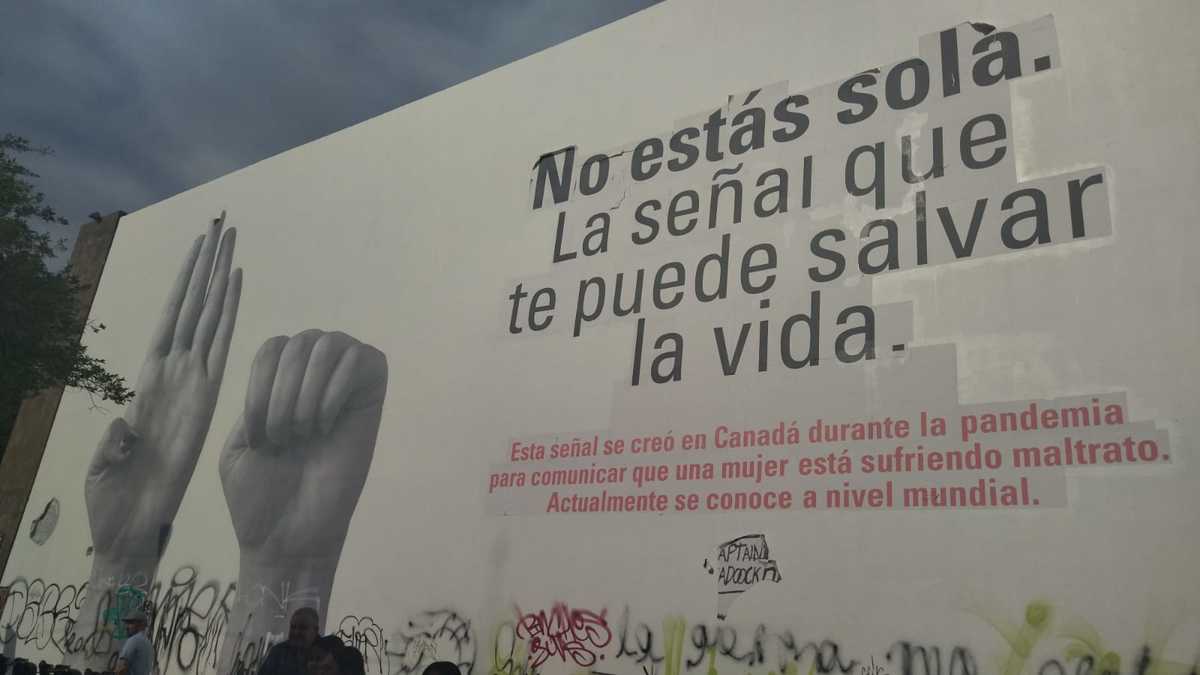 Mural con la señal que utilizaron algunas mujeres durante la pandemia para pedir auxilio. (Usi Toledo)