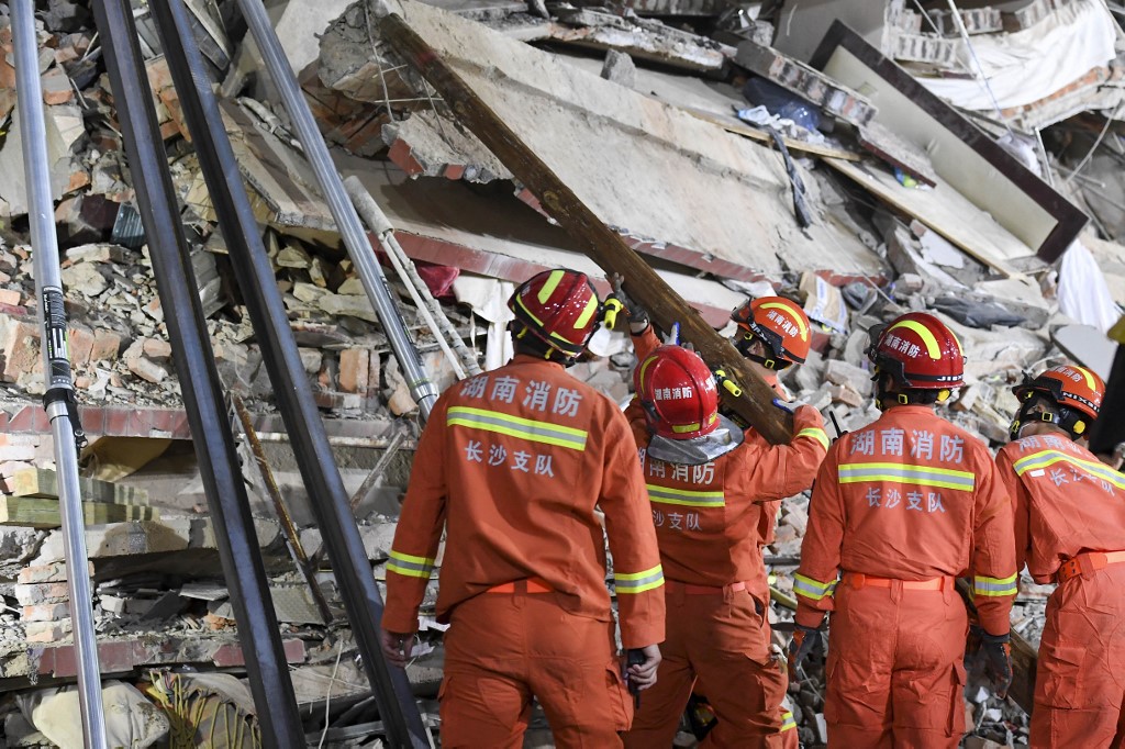 Los rescatistas siguen trabajando en derrumbe de un edificio en Changsha, en China. (AFP)