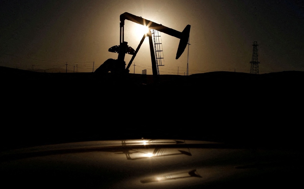 Una bomba extractora de crudo al amanecer cerca de Bakersfield, California, EU. Octubre de 2014. Foto: (Reuters)