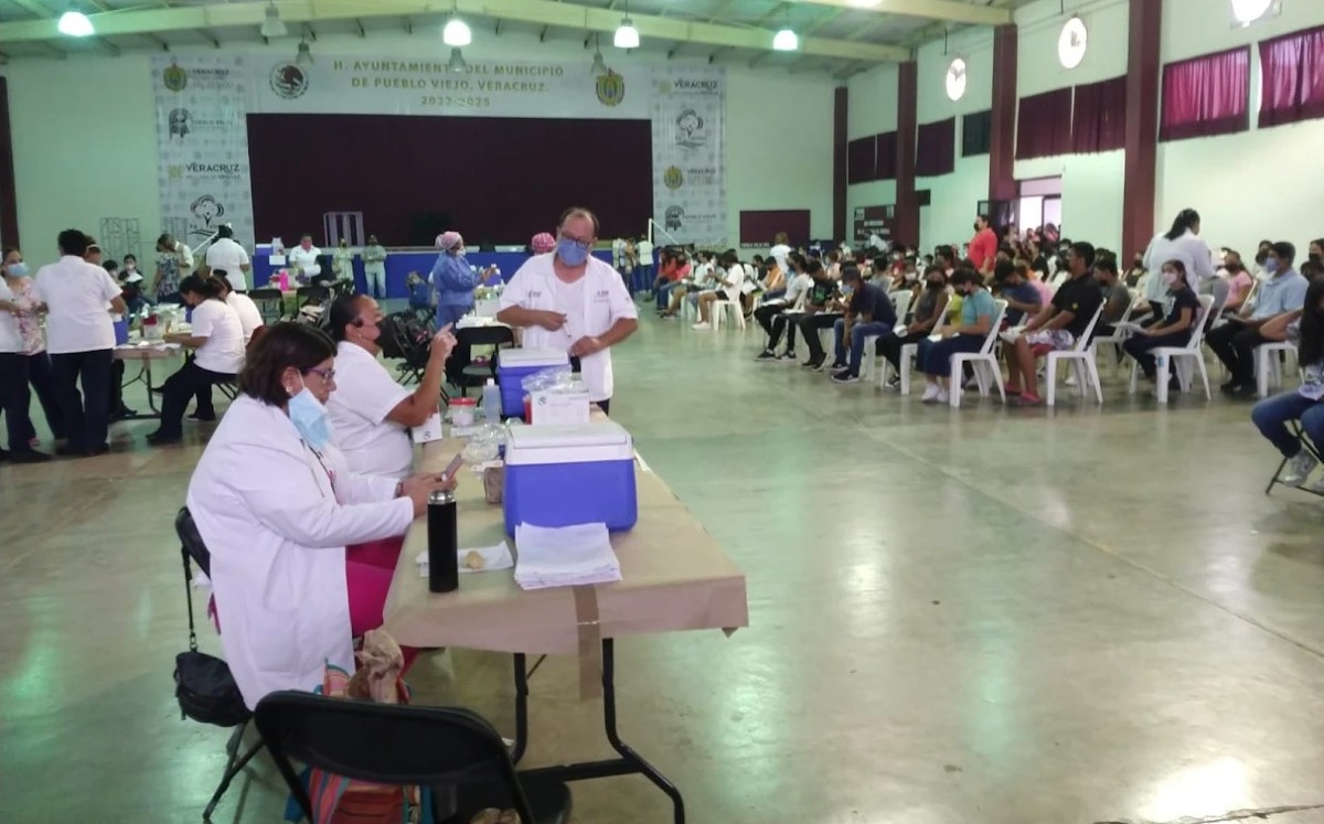 Aplican 2 mil 300 dosis de AstraZeneca a jóvenes en Pueblo viejo