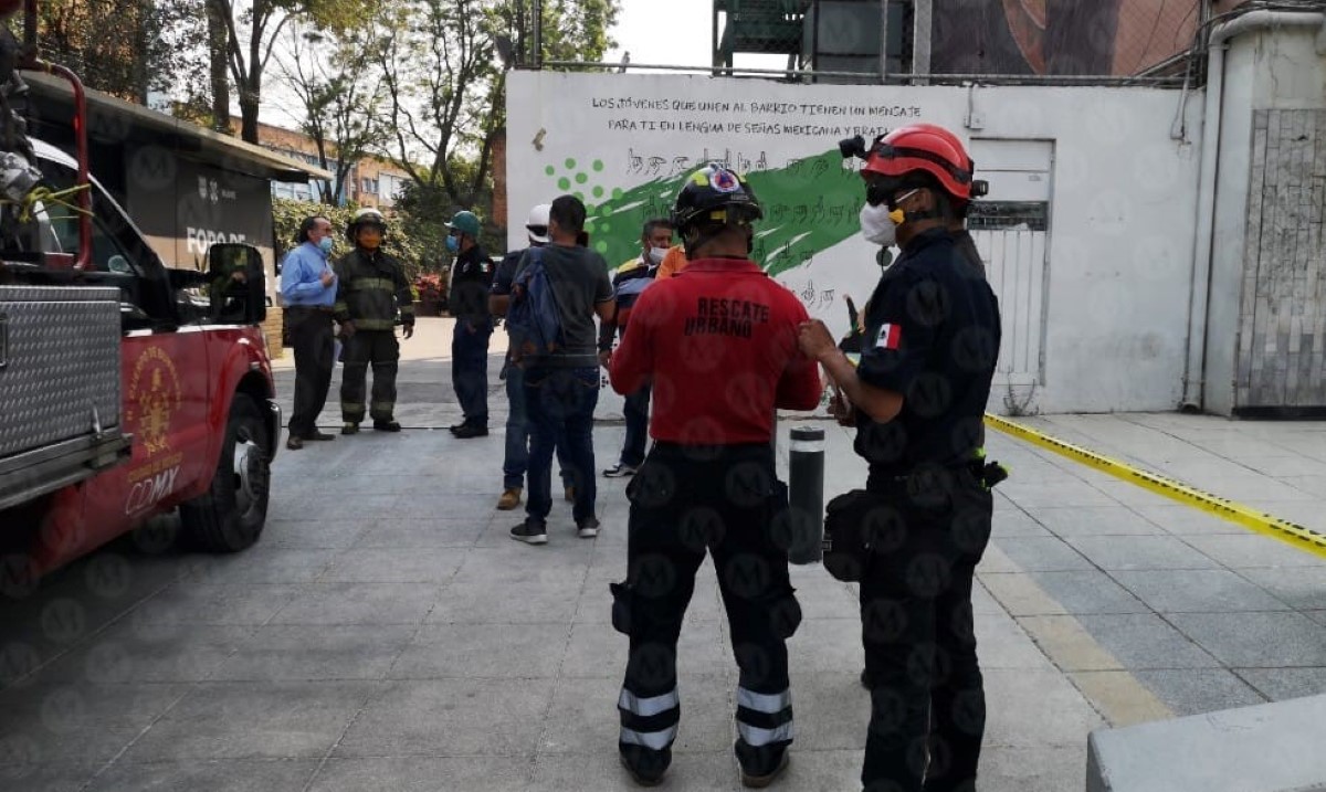 Bomberos de CdMx evacuaron a 50 personas del edificio del Injuve. | Jorge Becerril