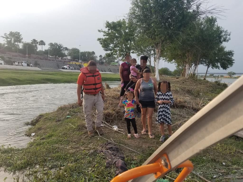 Familia Hondureña rescatada en Río Bravo (Adyr Corral)