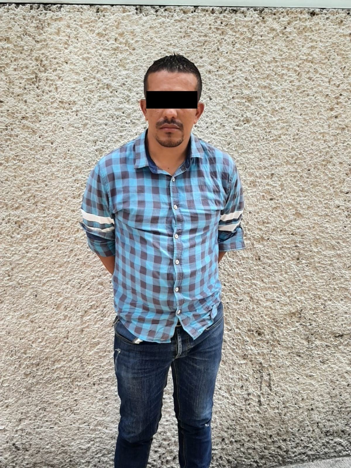 El hombre fue puesto a disposición de las autoridades correspondientes. (Carlos Vega)