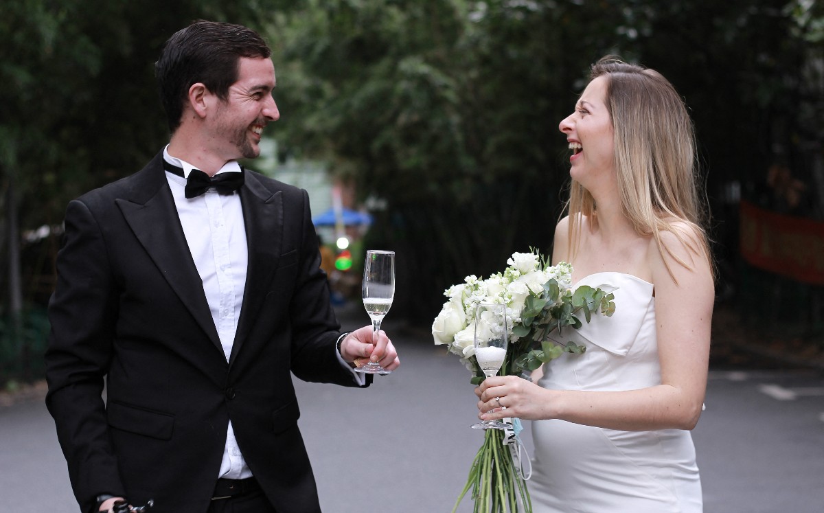 El novio Matthew Mitchener, de 35 años, tenía dudas sobre casarse durante el confinamiento. | AFP