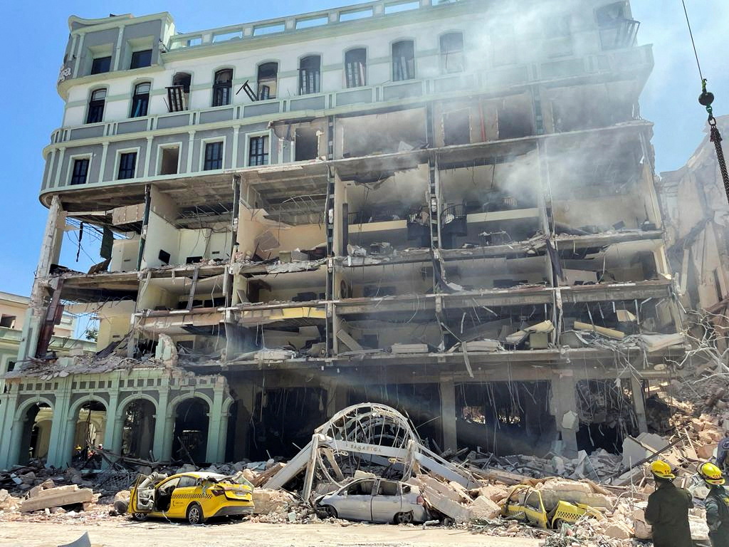Se registró una columna de humo tras la explosión en el hotel. | Reuters