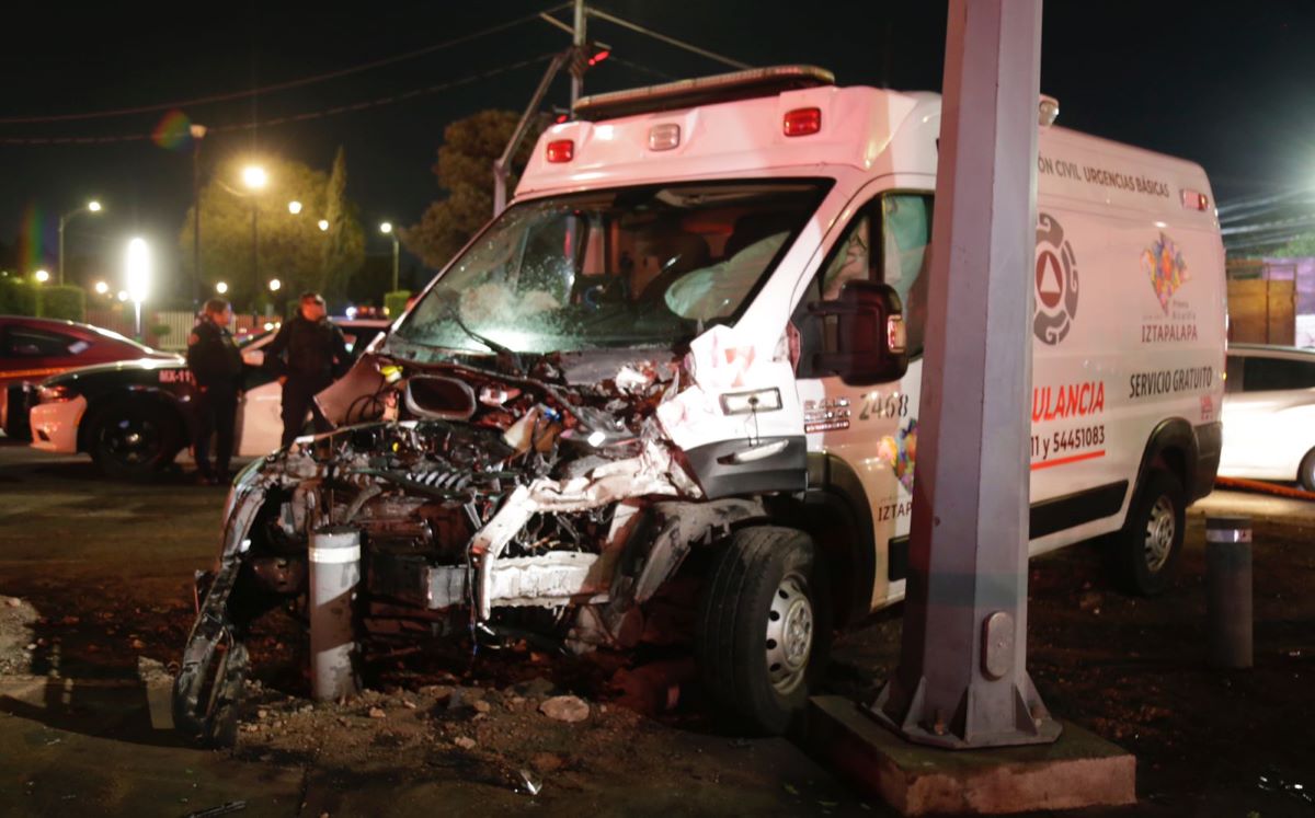 Ambulancia es chocada por camión de carga. | Enrique Luna