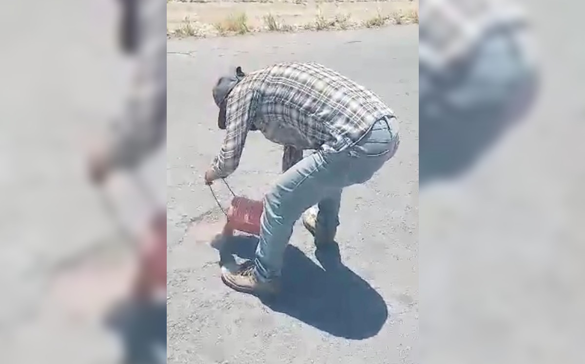 Natito tapa los baches con tierra. (Especial)