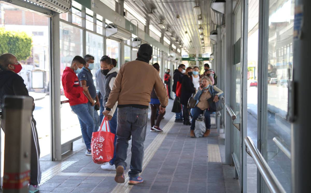 Paradero del transporte público en León. Dany Béjar.-