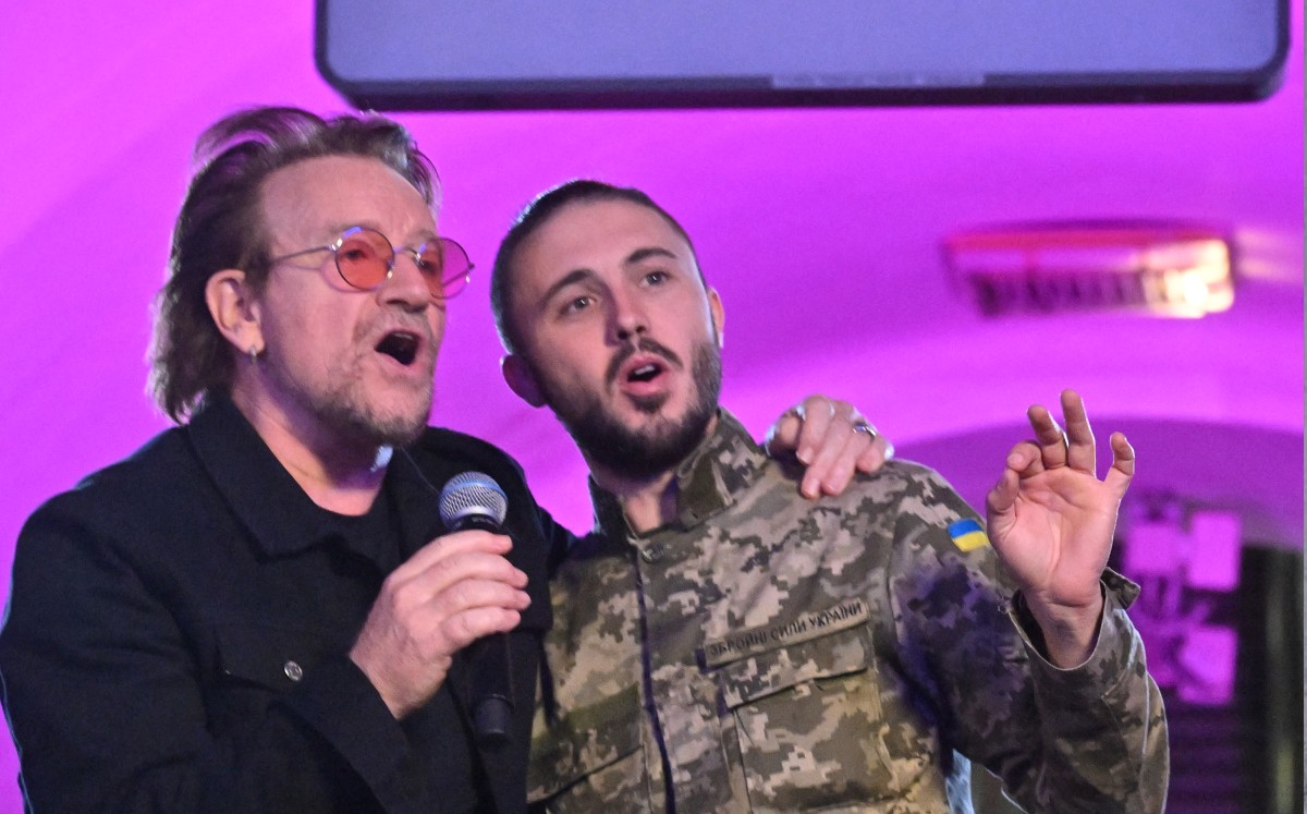 Bono da concierto en el metro de Kiev; invita a militar a cantar (AFP).