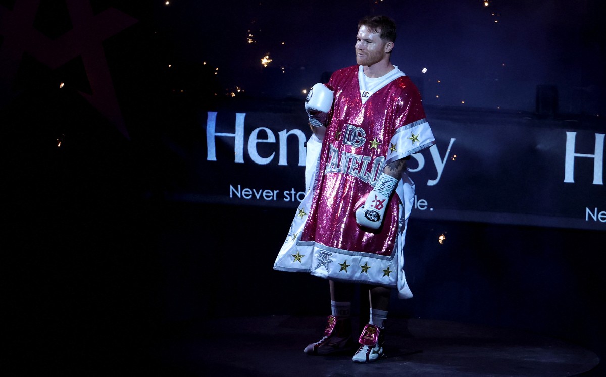 Canelo Álvarez se avienta un palomazo con Diego Boneta tras pelea ante Bivol (AFP)