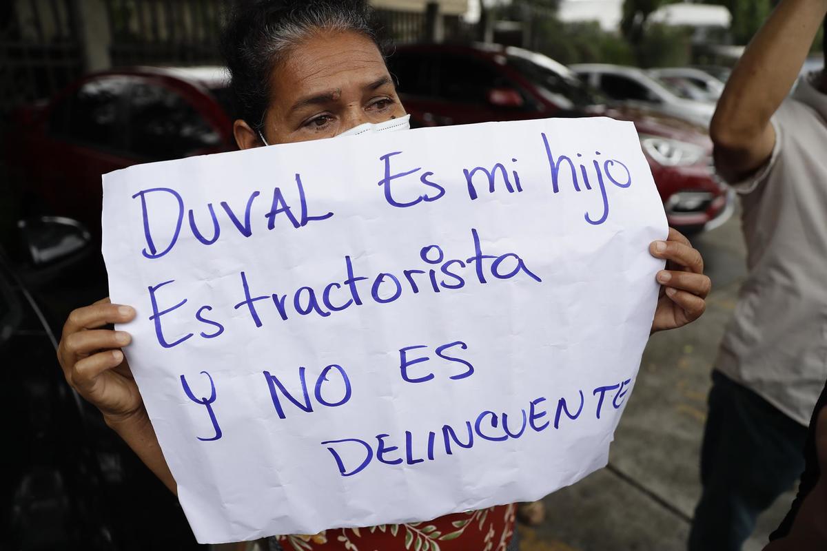 La detención de los supuestos pandilleros comienza ha causar enojo en la población de El Salvador (EFE)