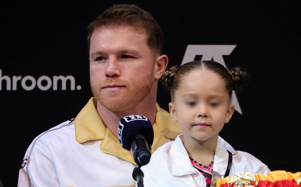 Hija de 'Canelo' Álvarez sacó la lengua a Dmitry Bivol previo a la pelea (AFP)