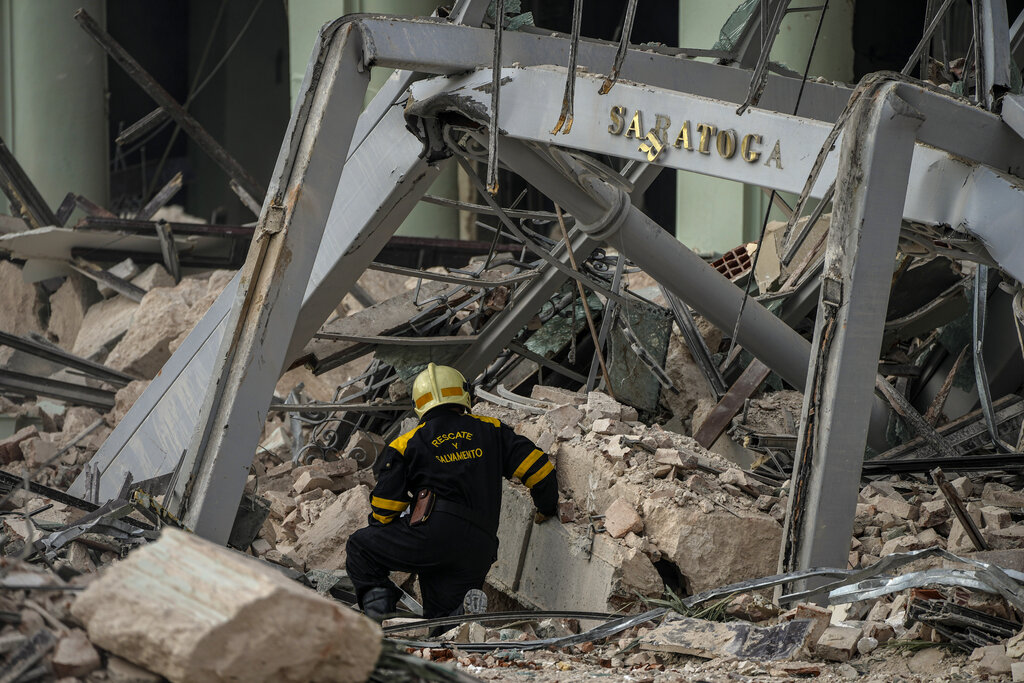Las labores de rescate continúan en Cuba tras la explosión en el hotel Saratoga, en La Habana. | AP
