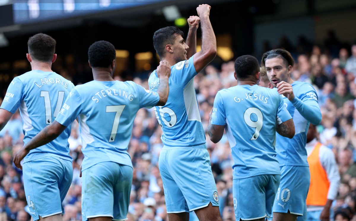 Manchester City golea al Newcastle y acaricia el título de la Premier League (Reuters)