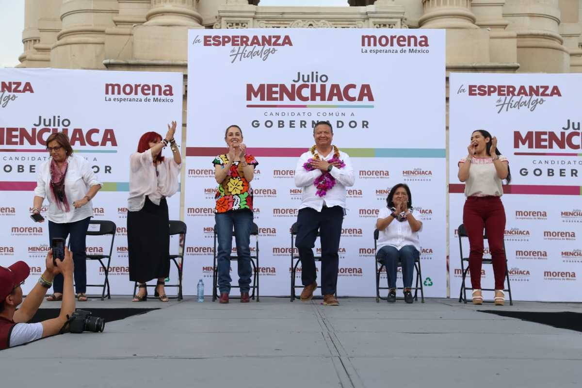 Militantes y simpatizantes de Morena respaldaron a Julio Menchaca y Claudia Sheinbaum en la Plaza Independencia de Pachuca (Jorge Sánchez)