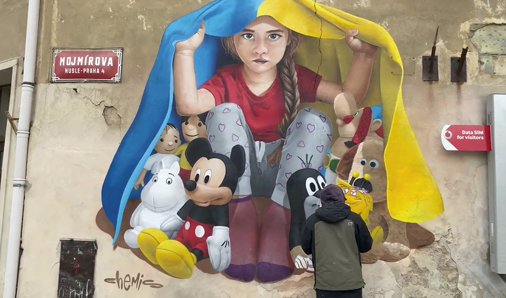 Mural pintado por el artista Chemis en Praga, República Checa. |Reuters