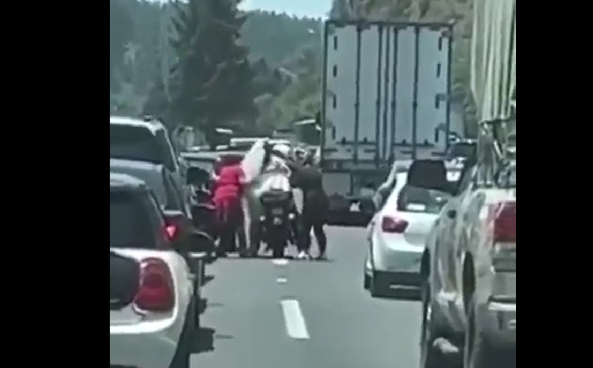 Una novia pide ayuda a motociclista para llegar a su boda
