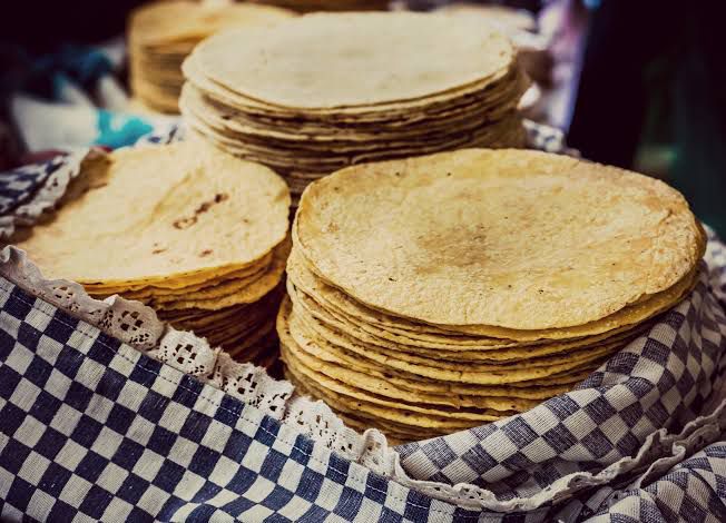 Las tortillas elaboradas con harina de maíz nixtamalizado pueden encontrarse en tiendas de autoservicio o de conveniencia.
