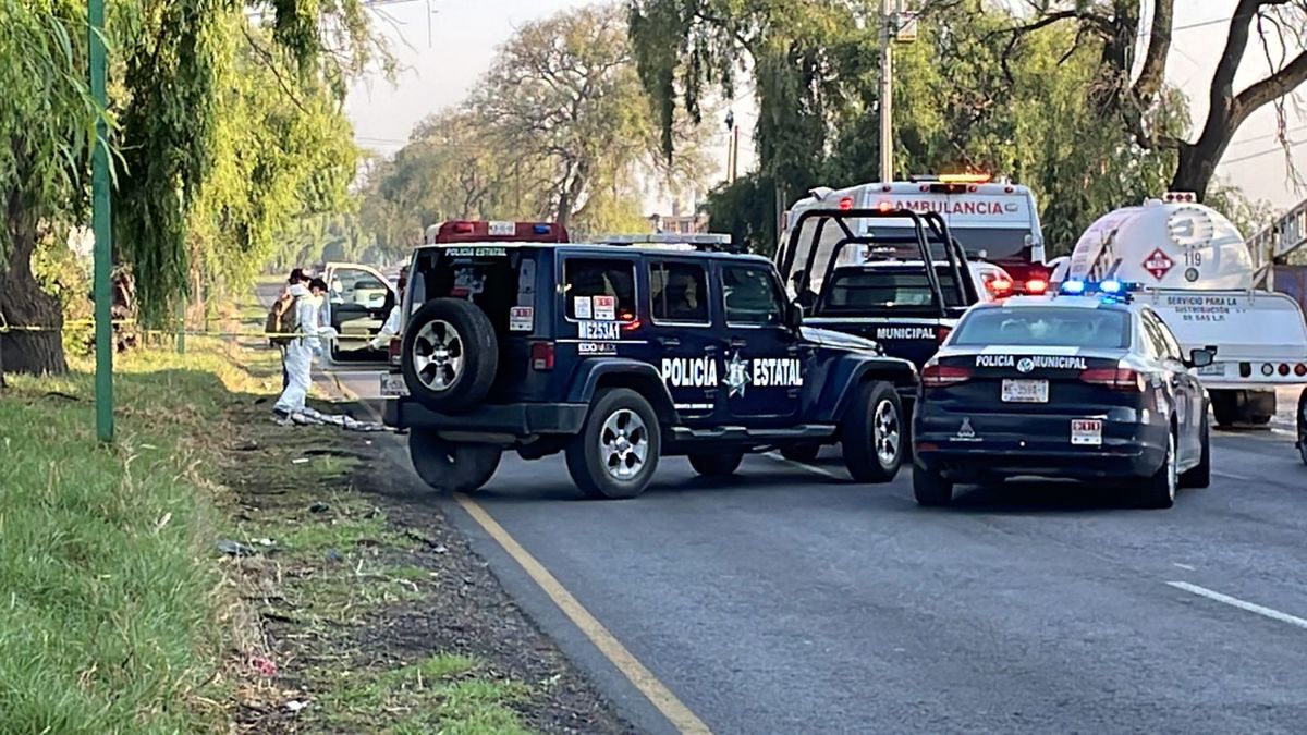 Agentes periciales acordonan la zona de accidente vehicular